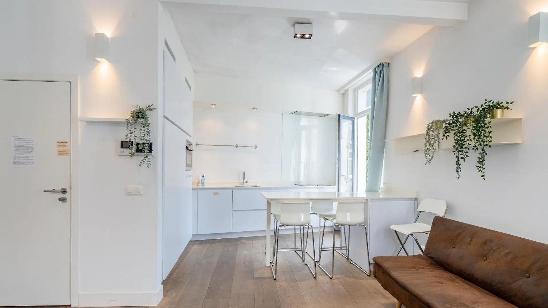 Light Modern Apartment In The Heart Of Антверпен