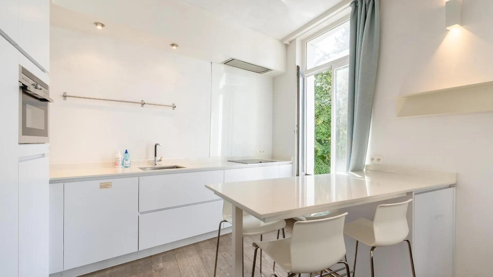 Light Modern Apartment In The Heart Of Антверпен