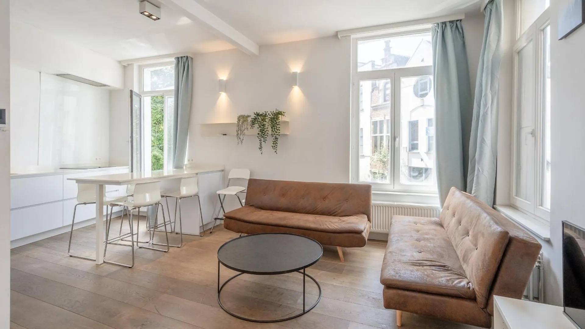 Light Modern Apartment In The Heart Of Антверпен